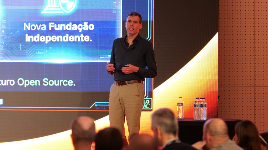 Miguel Quina Ribeiro a intervir num evento profissional.